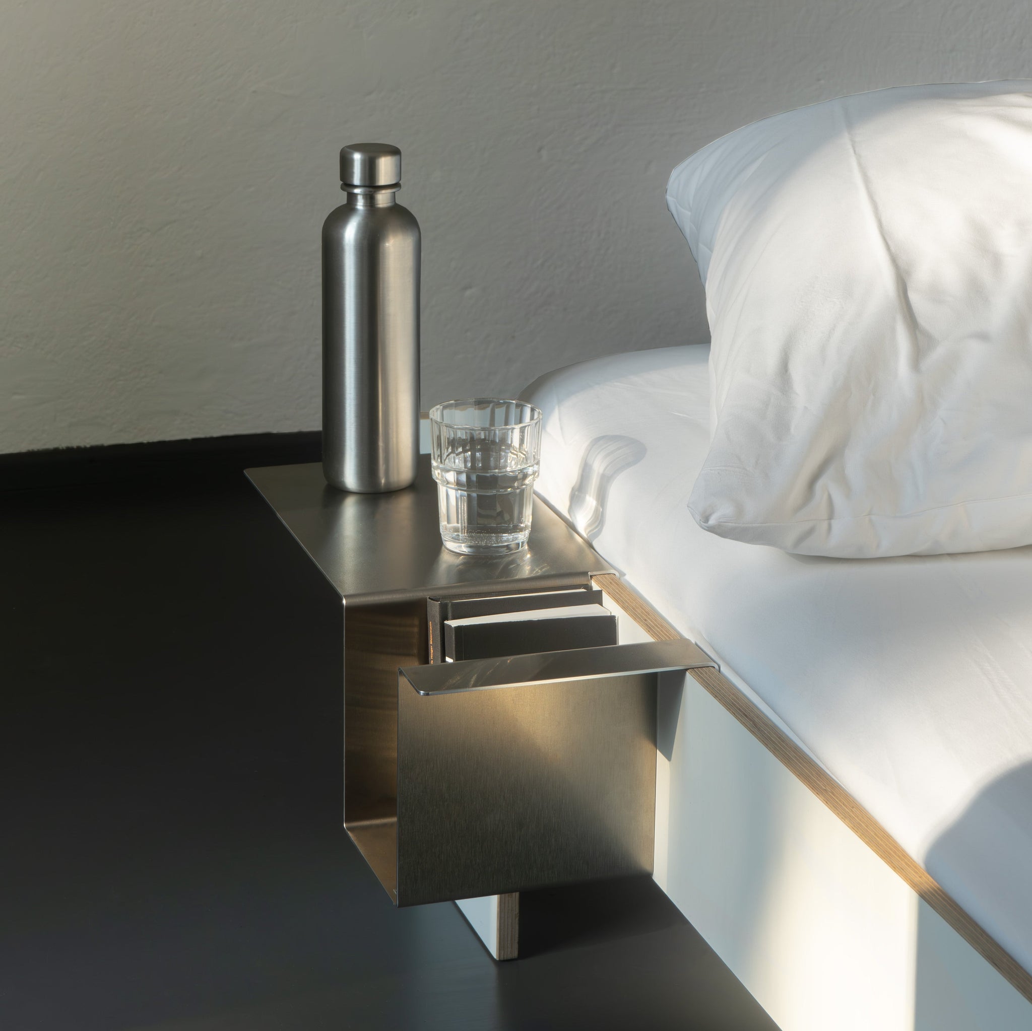 Salone-di-Aschau-Seitenablage-Aluminium-Bett-Moormann 