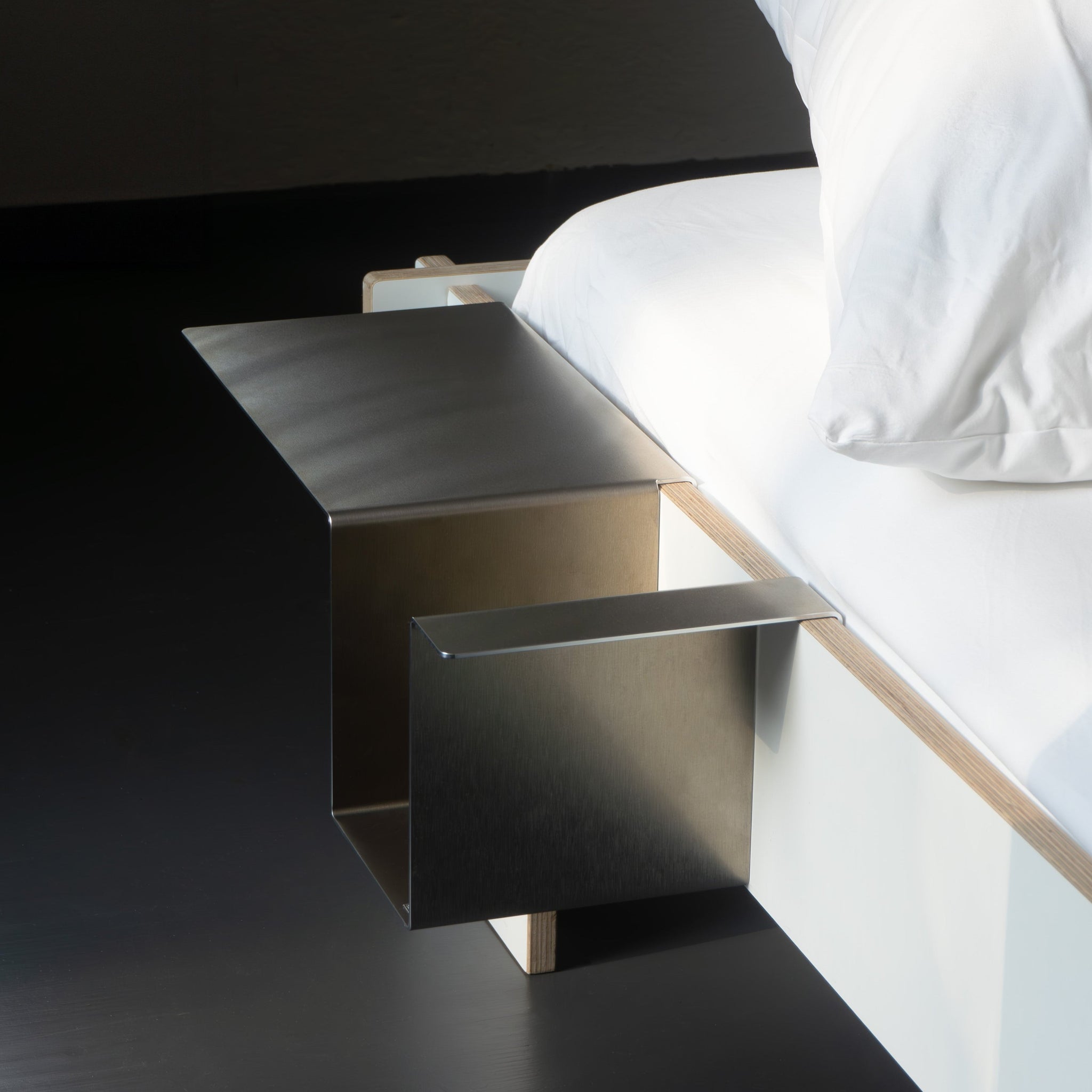 Salone-di-Aschau-Seitenablage-Aluminium-Bett-Moormann 