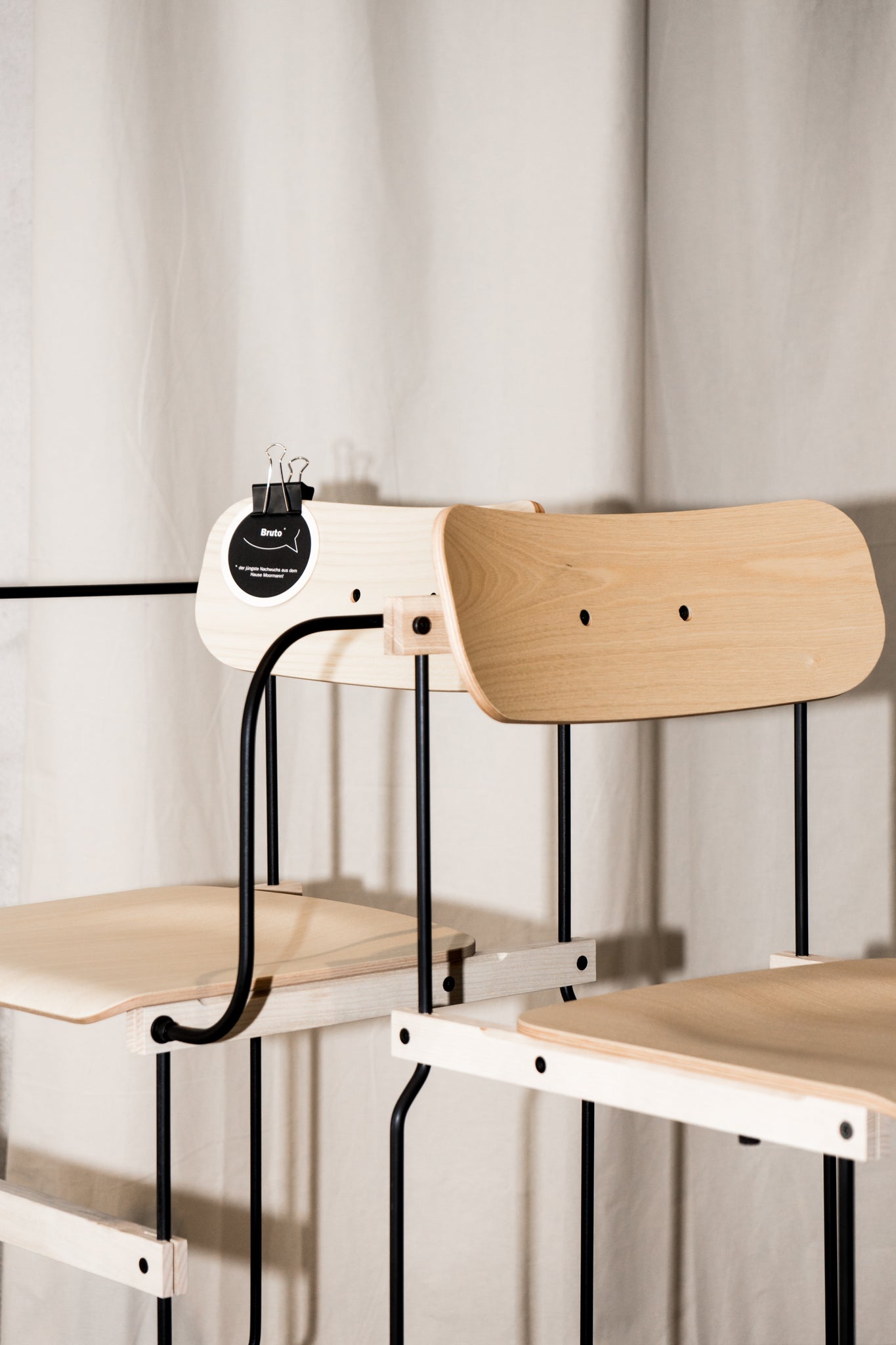 Nils Holger Moormann Bruto Stuhl mit Armlehne Holz Metall Designer minimalistisch 
